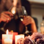 janta romantica com velas e taca de vinho
