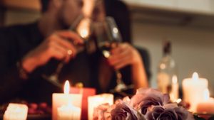 janta romantica com velas e taca de vinho